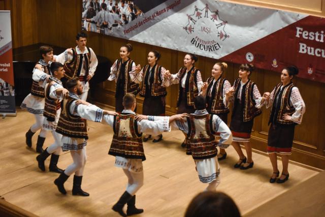 „Festivalul bucuriei”, spectacol de joc şi cântec popular