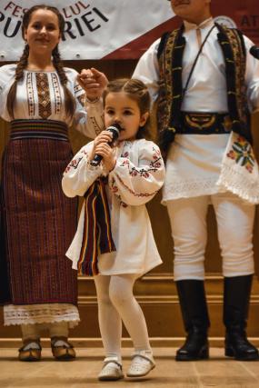 „Festivalul bucuriei”, spectacol de joc şi cântec popular