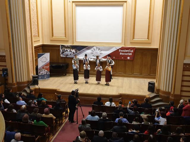 „Festivalul bucuriei”, spectacol de joc şi cântec popular