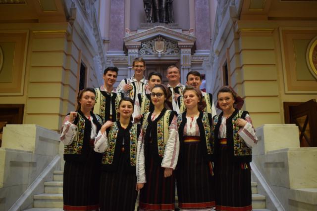 „Festivalul bucuriei”, spectacol de joc şi cântec popular