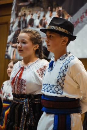 „Festivalul bucuriei”, spectacol de joc şi cântec popular