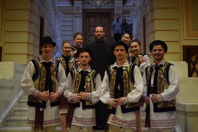 „Festivalul bucuriei”, spectacol de joc şi cântec popular