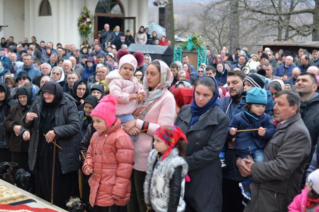 Hram la Sihăstria Voronei:„Pentru a ne cuprinde bucuria Duhului Sfânt, ne este necesară smerenia Maicii Domnului”