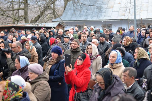 Hram la Sihăstria Voronei:„Pentru a ne cuprinde bucuria Duhului Sfânt, ne este necesară smerenia Maicii Domnului”