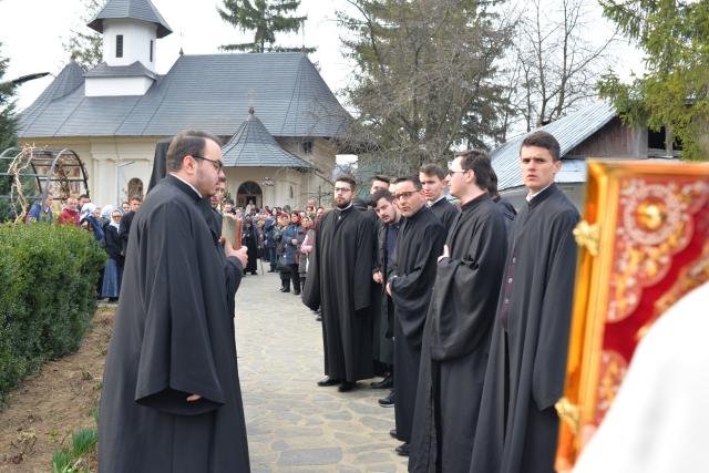 Hram la Sihăstria Voronei:„Pentru a ne cuprinde bucuria Duhului Sfânt, ne este necesară smerenia Maicii Domnului”