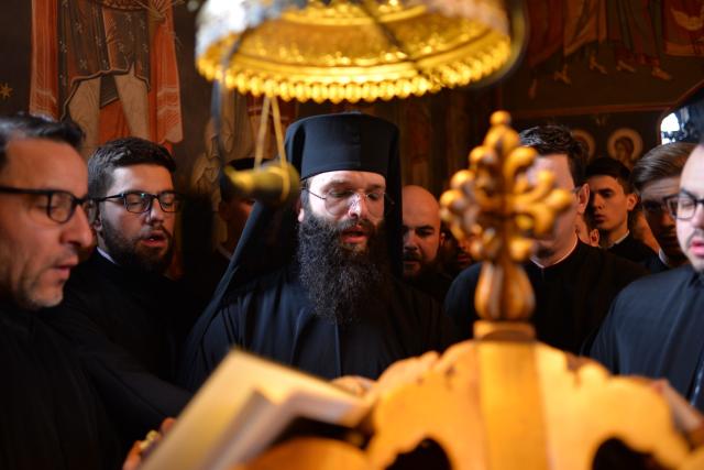 Hram la Sihăstria Voronei:„Pentru a ne cuprinde bucuria Duhului Sfânt, ne este necesară smerenia Maicii Domnului”
