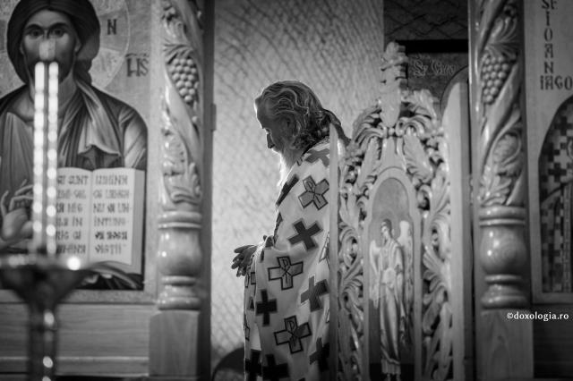 preot în Sfântul Altar