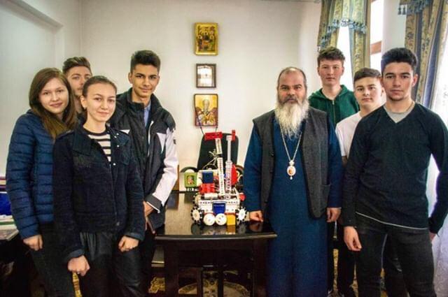 PS Ignatie, Episcopul Huşilor, susţine echipa de robotică CuzaRo.Bots