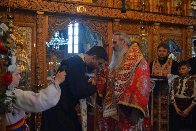 Liturghie arhierească și sfințire de casă parohială la Boboiești: „Fără taina postului nu poate fi concepută viața creștină”