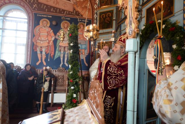 Părintele Mitropolit Teofan, la Parohia Mânjești-Mogoșești: „Fapta milosteniei îl așază pe om în Împărăția bucuriei Preasfintei Treimi”