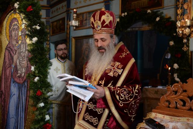 Părintele Mitropolit Teofan, la Parohia Mânjești-Mogoșești: „Fapta milosteniei îl așază pe om în Împărăția bucuriei Preasfintei Treimi”