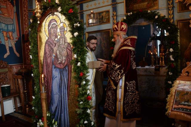 Părintele Mitropolit Teofan, la Parohia Mânjești-Mogoșești: „Fapta milosteniei îl așază pe om în Împărăția bucuriei Preasfintei Treimi”