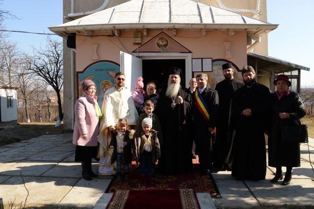 Părintele Mitropolit Teofan, la Parohia Mânjești-Mogoșești: „Fapta milosteniei îl așază pe om în Împărăția bucuriei Preasfintei Treimi”