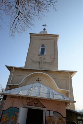 Părintele Mitropolit Teofan, la Parohia Mânjești-Mogoșești: „Fapta milosteniei îl așază pe om în Împărăția bucuriei Preasfintei Treimi”