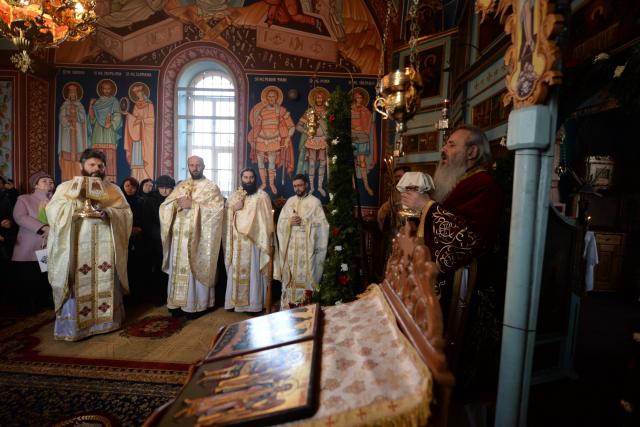 Părintele Mitropolit Teofan, la Parohia Mânjești-Mogoșești: „Fapta milosteniei îl așază pe om în Împărăția bucuriei Preasfintei Treimi”