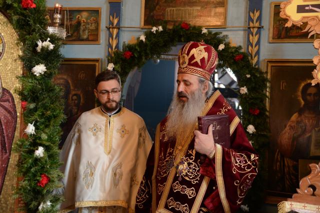 Părintele Mitropolit Teofan, la Parohia Mânjești-Mogoșești: „Fapta milosteniei îl așază pe om în Împărăția bucuriei Preasfintei Treimi”