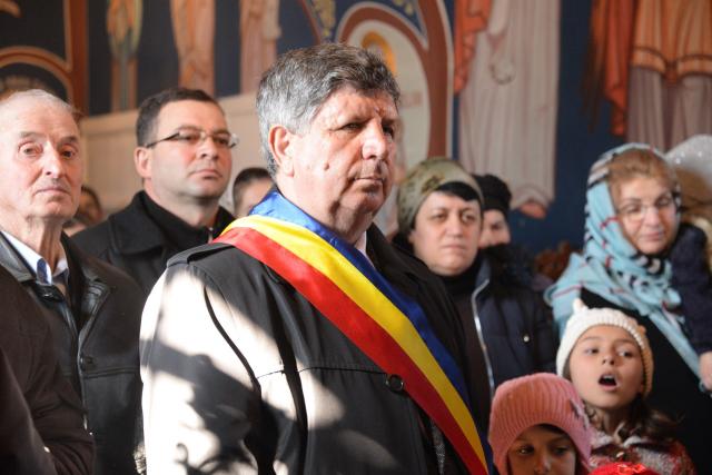 Părintele Mitropolit Teofan, la Parohia Mânjești-Mogoșești: „Fapta milosteniei îl așază pe om în Împărăția bucuriei Preasfintei Treimi”