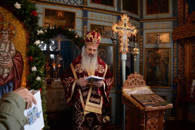 Părintele Mitropolit Teofan, la Parohia Mânjești-Mogoșești: „Fapta milosteniei îl așază pe om în Împărăția bucuriei Preasfintei Treimi”