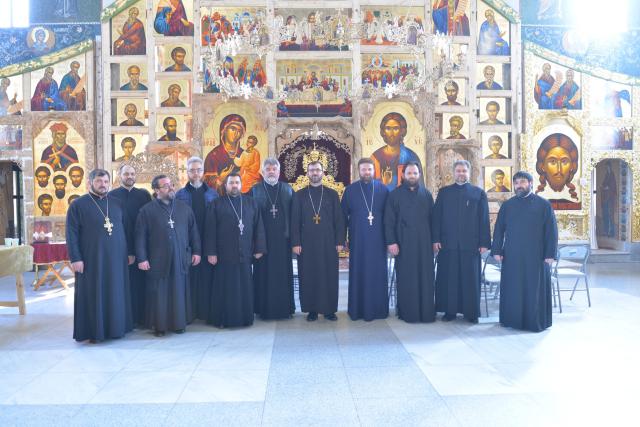 Preoţi de pe cele două maluri ale Prutului, împreună la Sfânta Liturghie