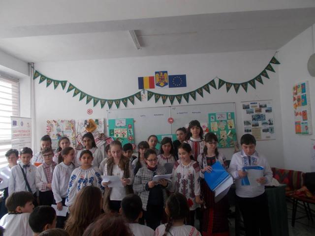 Proiectul educaţional „Lumea satului românesc oglindită în tradiţiile populare”, la Şcoala din Podu Iloaiei