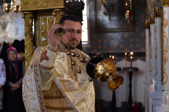 Vizite arhierești în Protopopiatul Hârlău. Al șaptelea copil al preotului Ionuț Găină a primit Taina Botezului