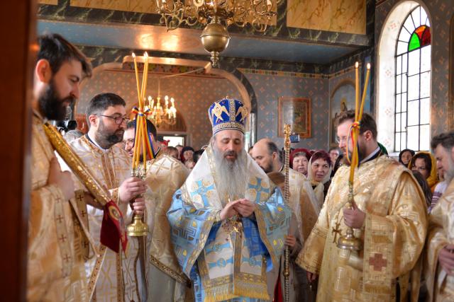 Vizite arhierești în Protopopiatul Hârlău. Al șaptelea copil al preotului Ionuț Găină a primit Taina Botezului