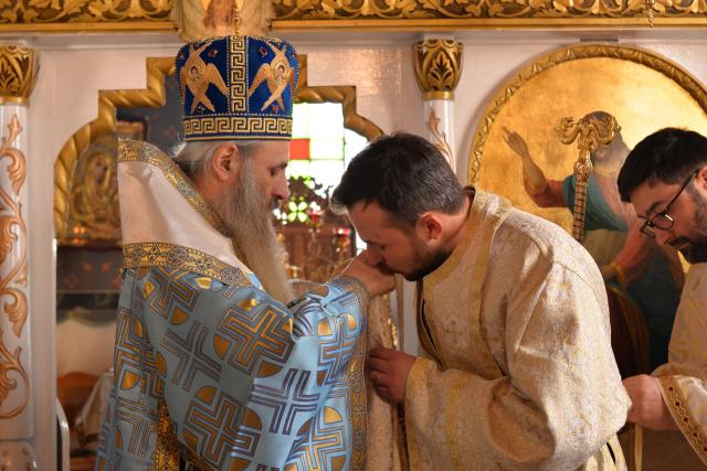 Vizite arhierești în Protopopiatul Hârlău. Al șaptelea copil al preotului Ionuț Găină a primit Taina Botezului