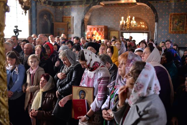 Vizite arhierești în Protopopiatul Hârlău. Al șaptelea copil al preotului Ionuț Găină a primit Taina Botezului