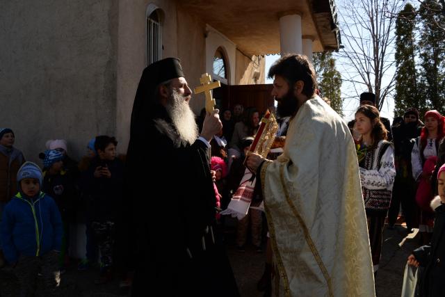 Părintele Mitropolit Teofan, la Parohia Mânjești-Mogoșești: „Fapta milosteniei îl așază pe om în Împărăția bucuriei Preasfintei Treimi”
