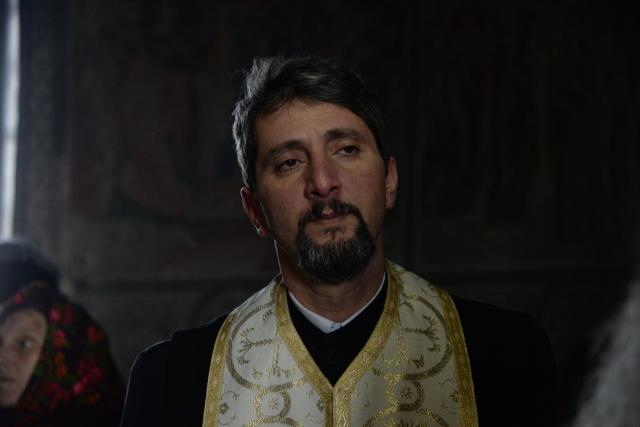 Părintele Mitropolit Teofan, la Parohia Mânjești-Mogoșești: „Fapta milosteniei îl așază pe om în Împărăția bucuriei Preasfintei Treimi”