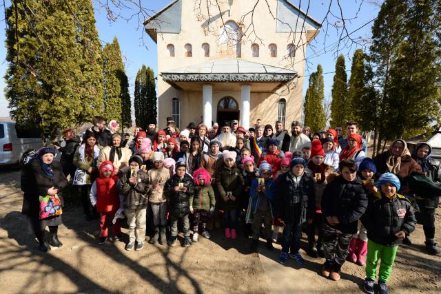 Părintele Mitropolit Teofan, la Parohia Mânjești-Mogoșești: „Fapta milosteniei îl așază pe om în Împărăția bucuriei Preasfintei Treimi”