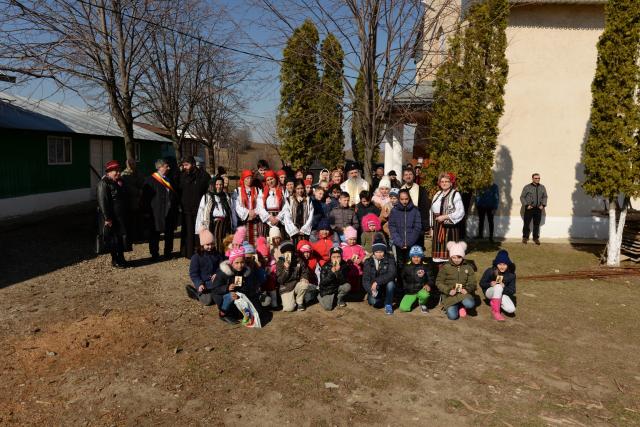 Părintele Mitropolit Teofan, la Parohia Mânjești-Mogoșești: „Fapta milosteniei îl așază pe om în Împărăția bucuriei Preasfintei Treimi”
