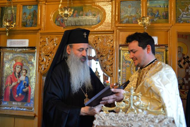 Vizite arhierești în Protopopiatul Hârlău. Al șaptelea copil al preotului Ionuț Găină a primit Taina Botezului