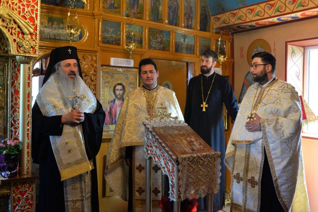 Vizite arhierești în Protopopiatul Hârlău. Al șaptelea copil al preotului Ionuț Găină a primit Taina Botezului