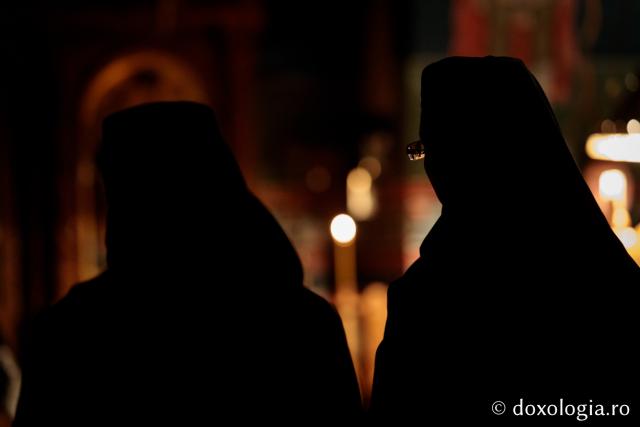 (Foto) Momente de rugăciune tainică la Mănăstirea Paltin