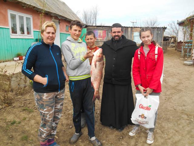 Miei şi peşti pentru credincioşii din Chişcăreni şi Sat Nou, oferiţi de preotul paroh