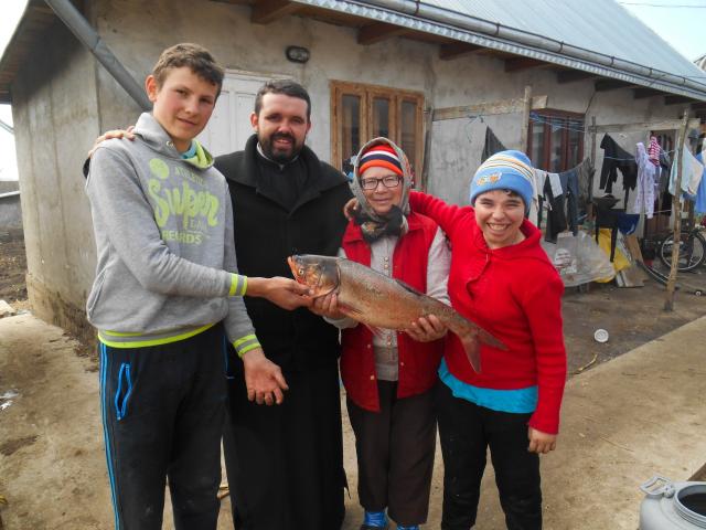 Miei şi peşti pentru credincioşii din Chişcăreni şi Sat Nou, oferiţi de preotul paroh