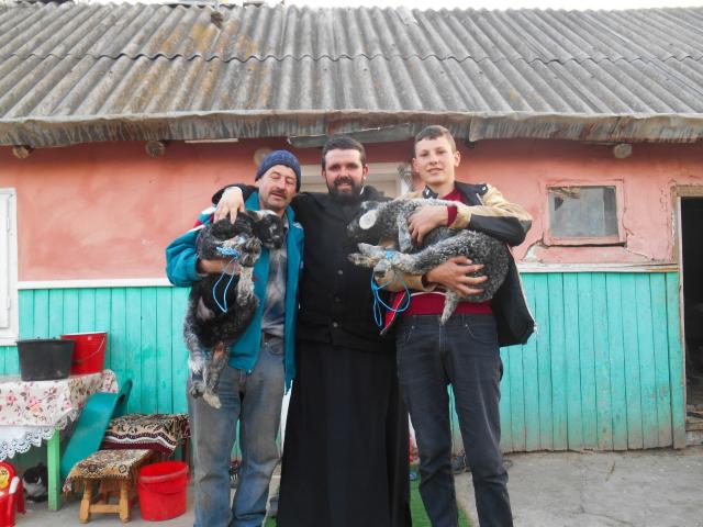 Miei şi peşti pentru credincioşii din Chişcăreni şi Sat Nou, oferiţi de preotul paroh