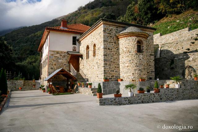 Chilia „Izvorul Tămăduirii”, Lacu – Așezăminte româneşti din Muntele Athos