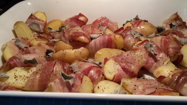 Cartofi înveliți în bacon, la cuptor