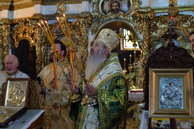 „Cum putem intra cu Domnul în Ierusalim?”. Mitropolitul Moldovei și Bucovinei a răspuns la această întrebare în Duminica Floriilor