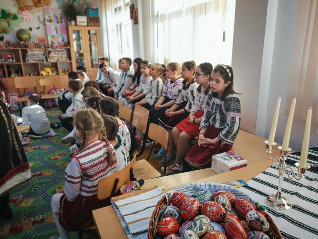 Elevii din Vicovu de Sus, iniţiaţi în taina încondeierii ouălor