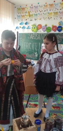 Elevii din Vicovu de Sus, iniţiaţi în taina încondeierii ouălor