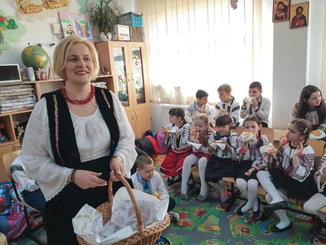 Elevii din Vicovu de Sus, iniţiaţi în taina încondeierii ouălor