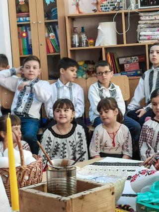 Elevii din Vicovu de Sus, iniţiaţi în taina încondeierii ouălor