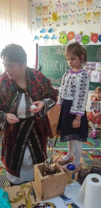 Elevii din Vicovu de Sus, iniţiaţi în taina încondeierii ouălor
