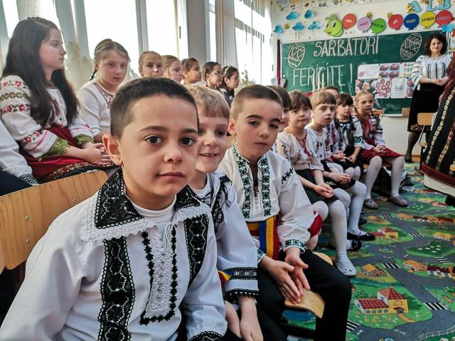 Elevii din Vicovu de Sus, iniţiaţi în taina încondeierii ouălor