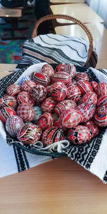 Elevii din Vicovu de Sus, iniţiaţi în taina încondeierii ouălor