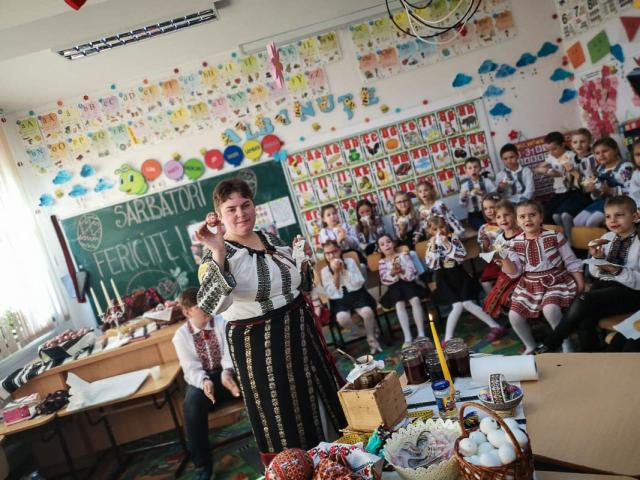 Elevii din Vicovu de Sus, iniţiaţi în taina încondeierii ouălor