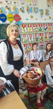 Elevii din Vicovu de Sus, iniţiaţi în taina încondeierii ouălor